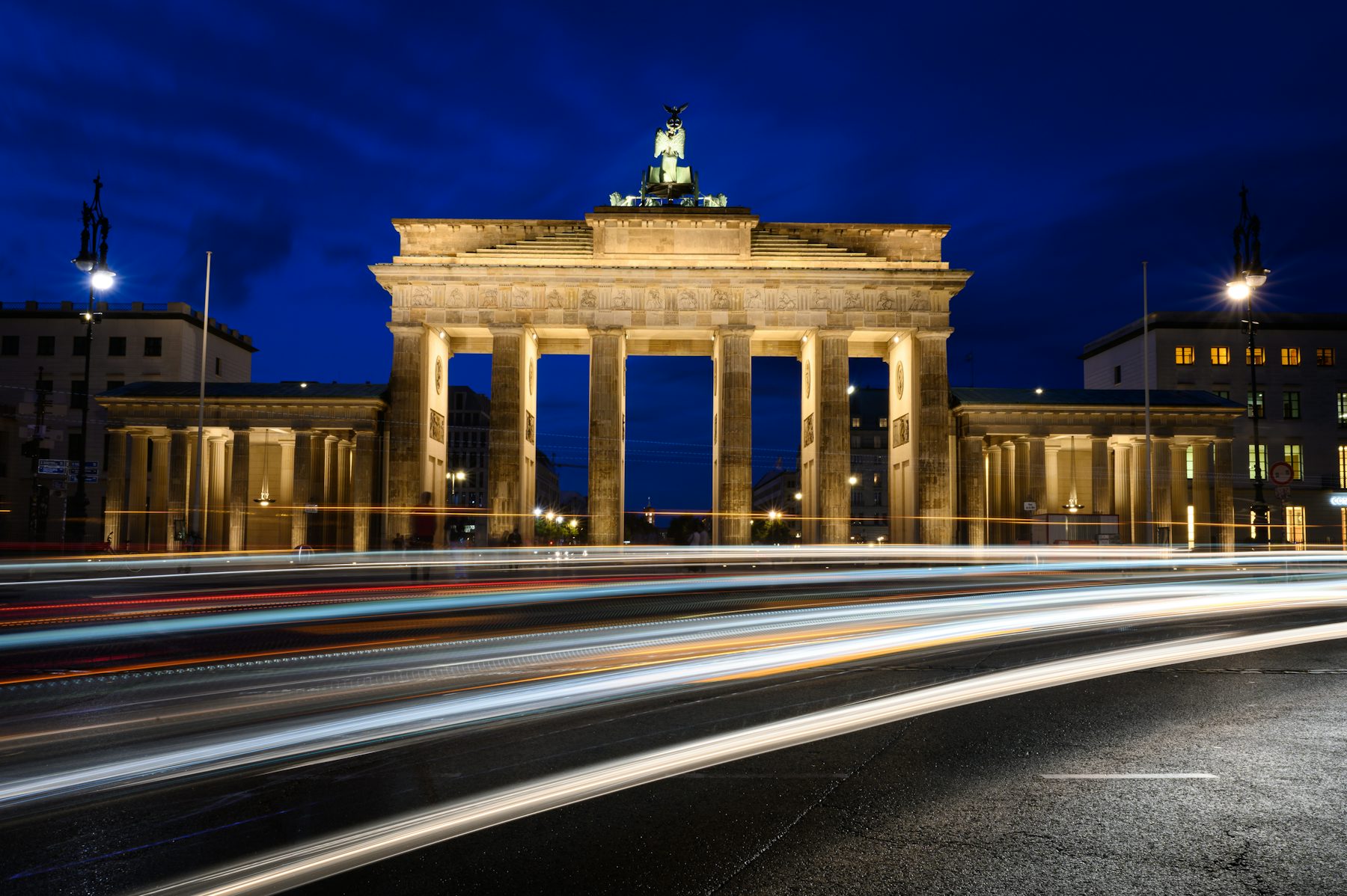 Brandenburger Tor bei Nacht mit Lichtspuren
