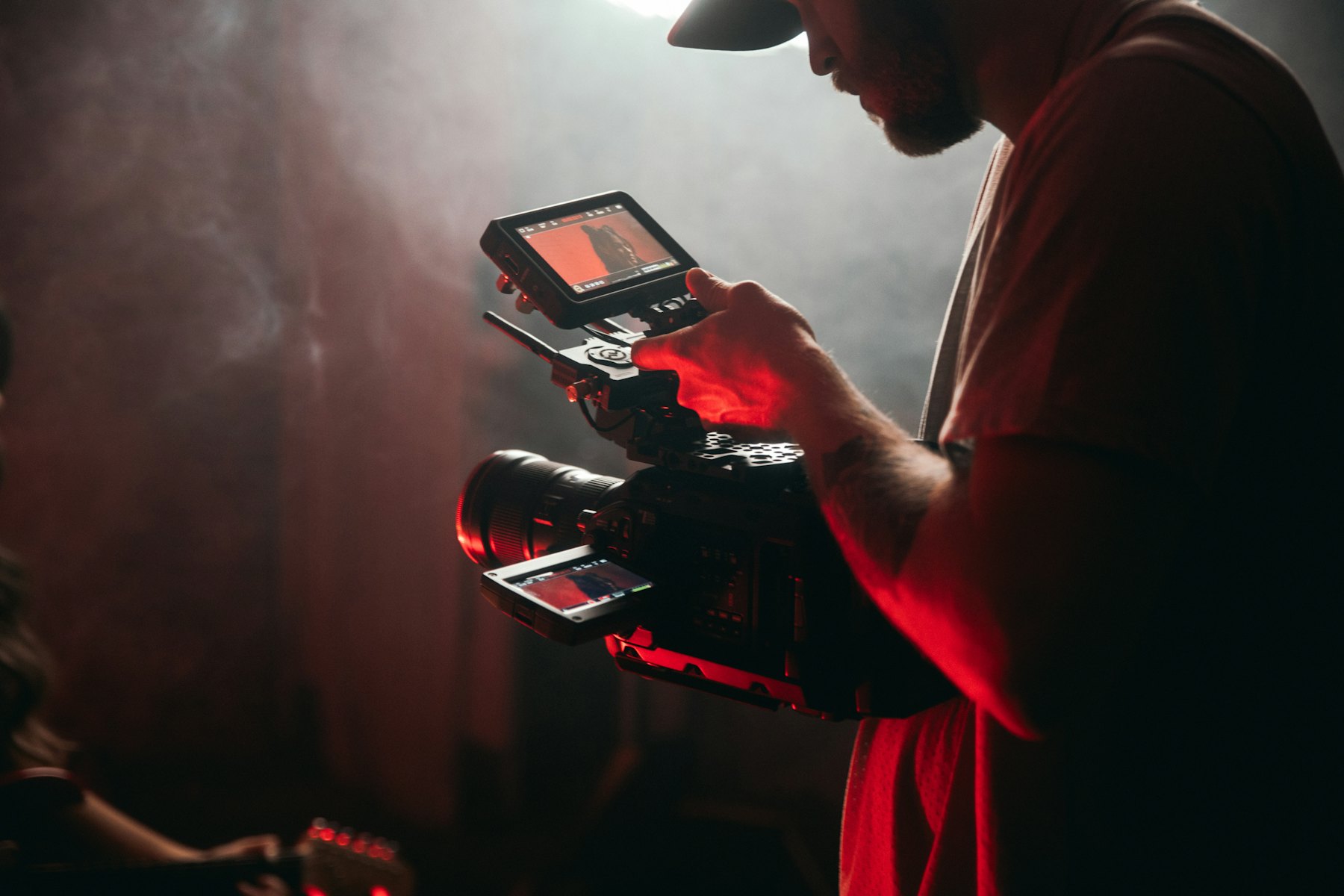 Videograf mit Filmkamera bei einer Produktion